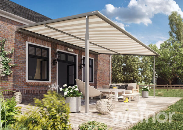 Überdachte Terrasse mit Markise, gemütlicher Sitzgruppe und Garten im Sommer bei Sonnenschein.