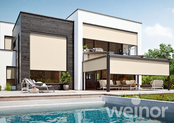 Modernes Einfamilienhaus mit Sonnenschutz-Rollläden und Terrasse am Pool im Garten.